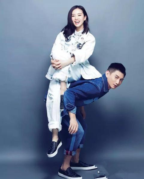 吴奇隆夫妻合体带娃，面容沧桑显老，网友：这