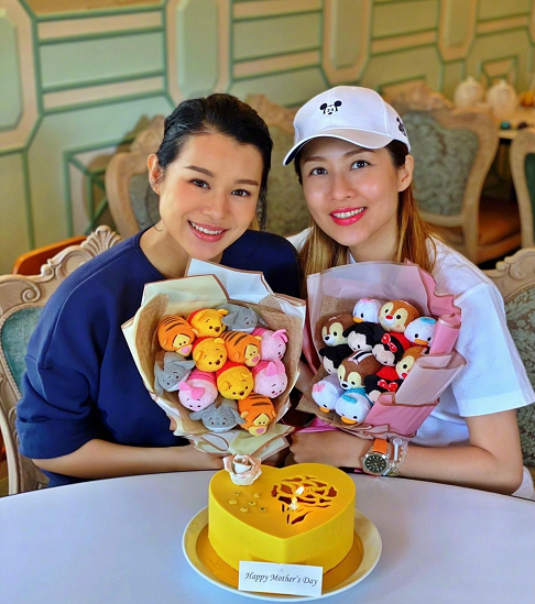 胡杏兒夫婦帶娃過母親節，收兒子花束貼臉親吻，剛出月子就穿短褲