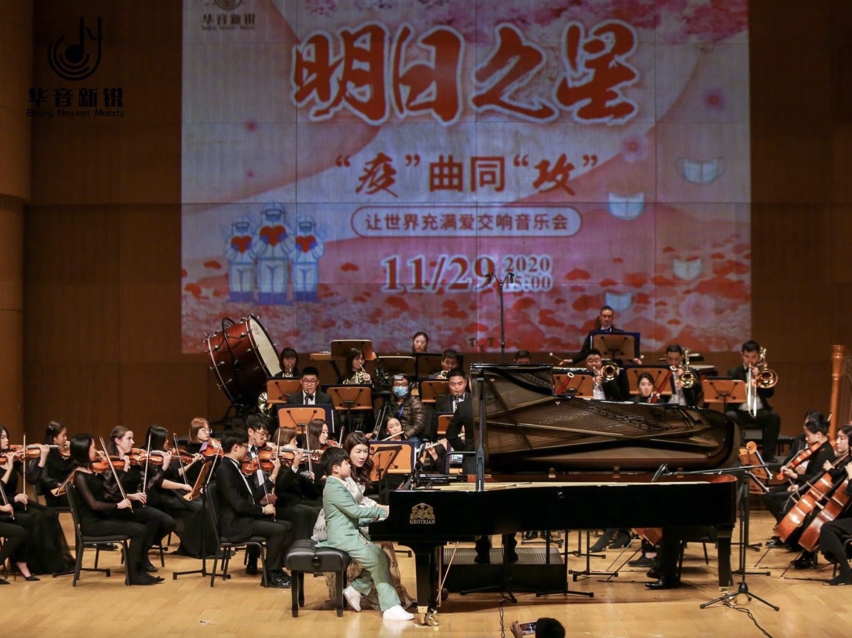 李小璐晒女儿钢琴演出花絮视频，甜馨安吉同框，男帅女靓超养眼