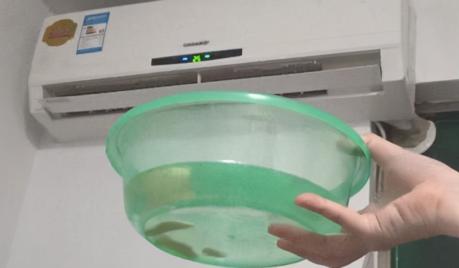 Put a basin of water on when the air conditioner is turned on, but the