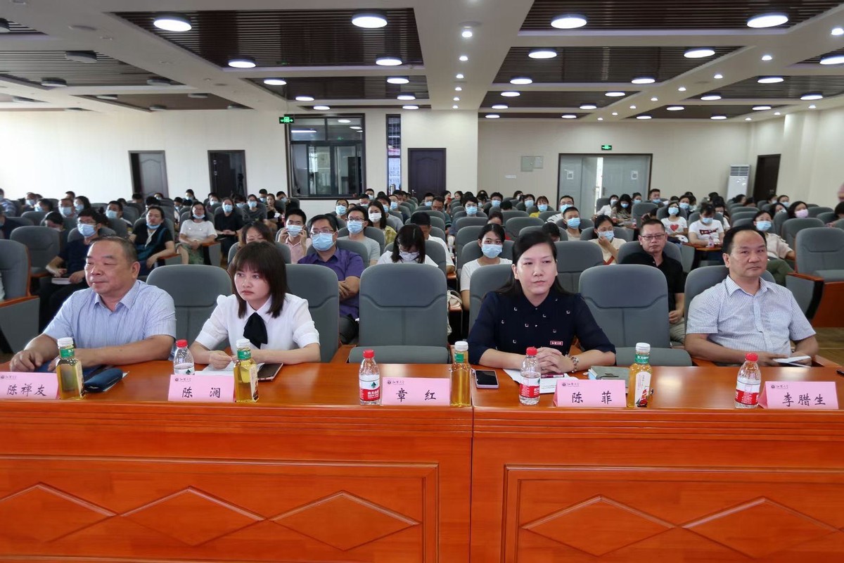 弘扬高尚师德 潜心立德树人江汉大学举行“永远跟党走 百名先模说成长”专题报告会