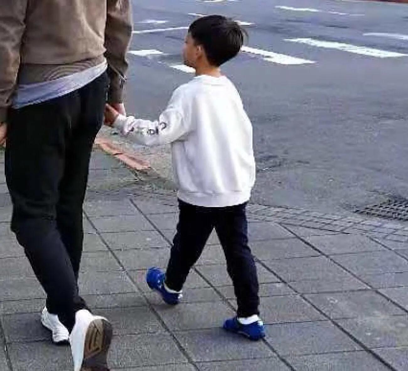 汪小菲出關和家人團聚，手牽一雙兒女超幸福，6歲玥兒苗條高挑