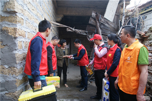 福建晋江：碧桂园服务泉州城市公司党员志愿者开展帮扶爱心行动