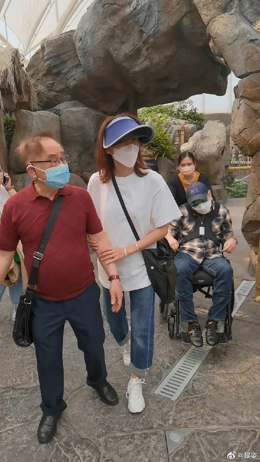 黎姿與家人共遊樂園，3​個​女兒穿著普通接地氣，弟弟坐輪椅