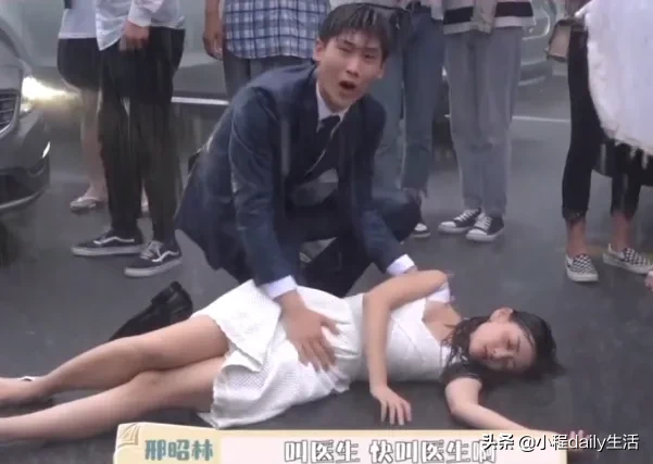 邢昭林梁洁拍公主抱戏时差点栽倒，谁注意他腿