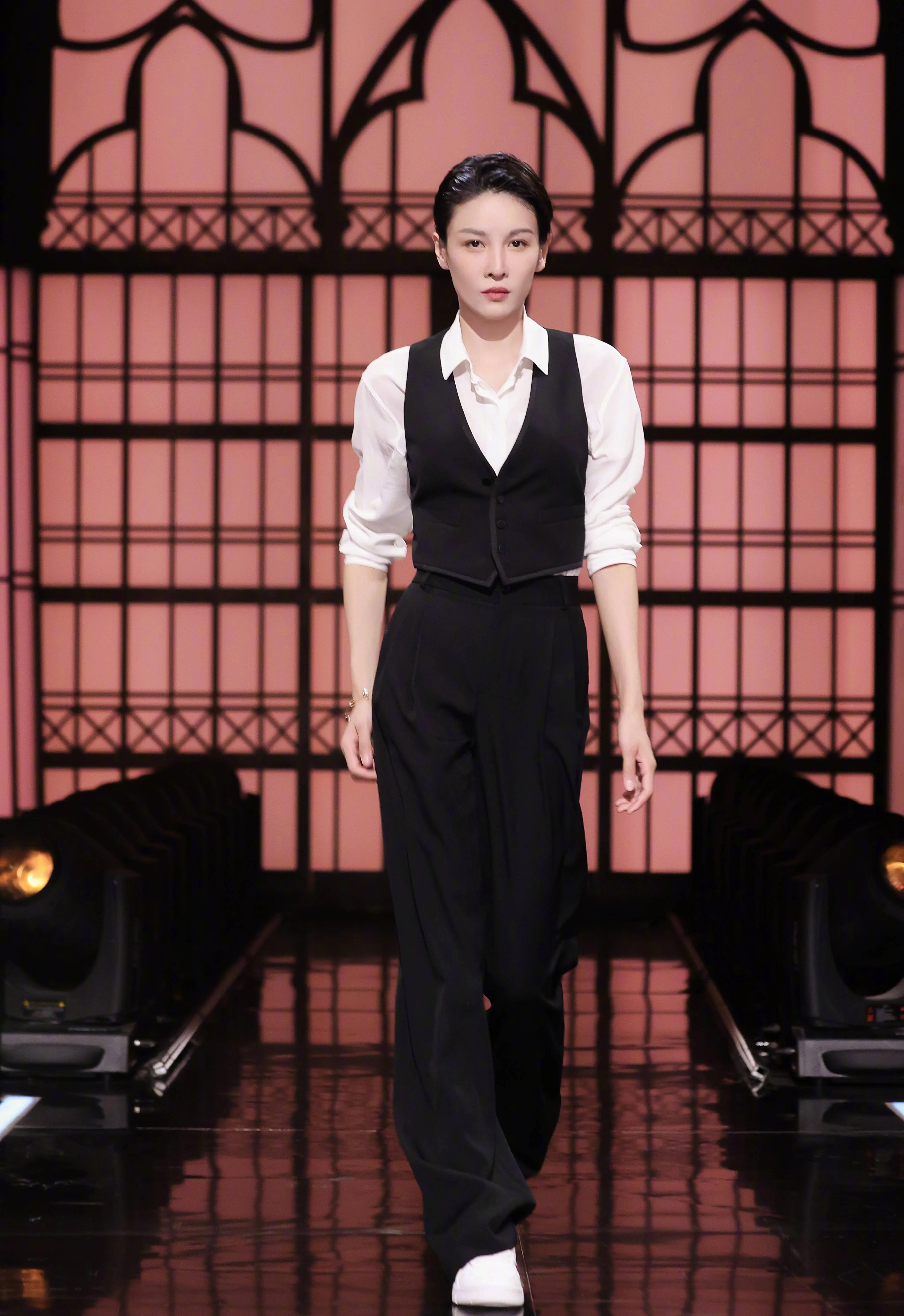 The longlegged heroine Zhang Lanxin iNEWS