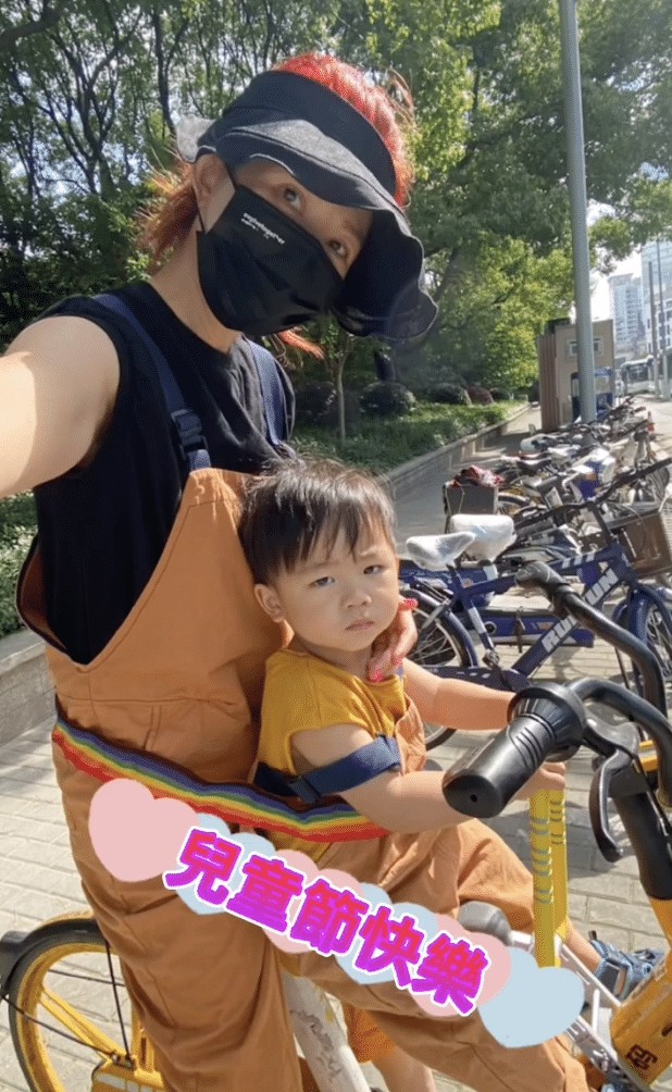 蔡少芬整蛊儿子超开心，故意推挤鱼蛋落地，高冷boy却罕见露笑容