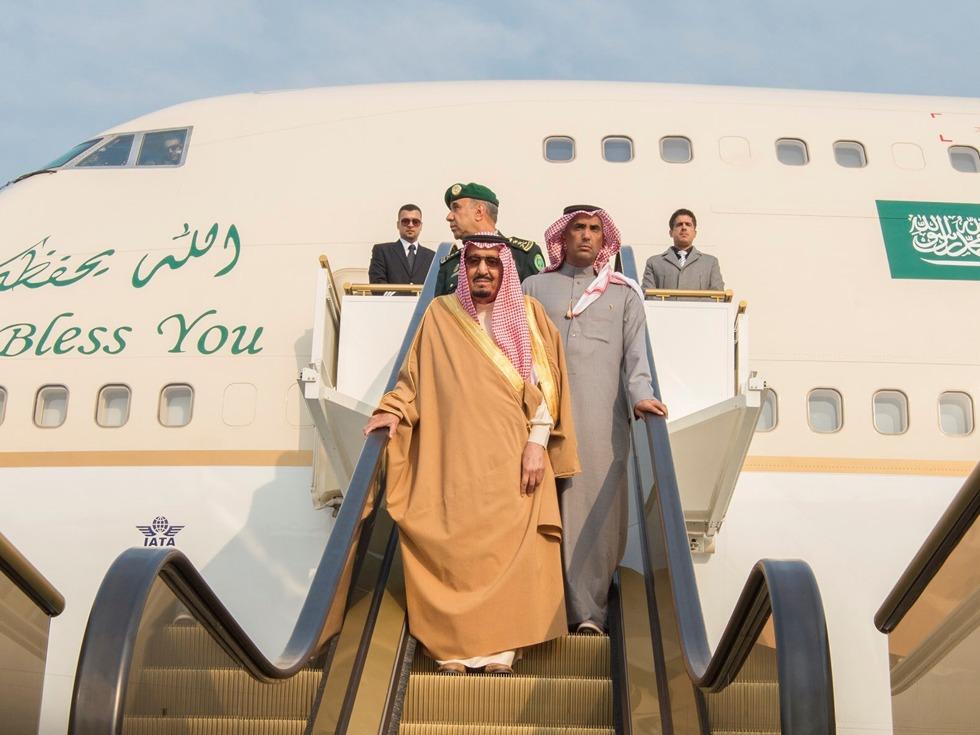 拜登登机三连摔，网友恶搞普京躺枪，是时候买