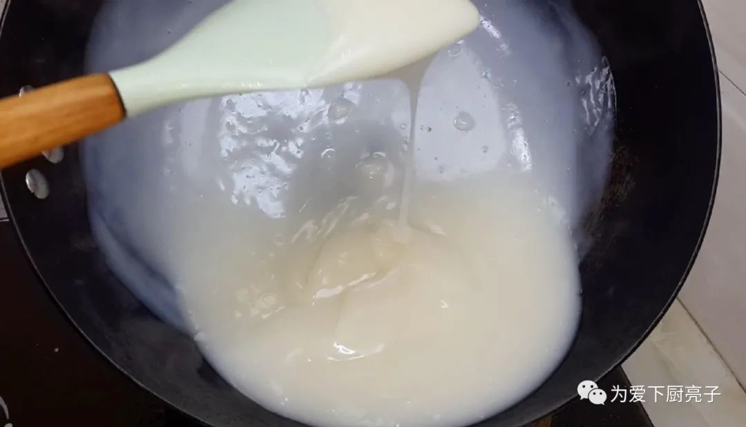 1斤麵粉，2袋酸奶，鍋裡一炸，個個焦脆又香甜，咬一口滿嘴直爆漿