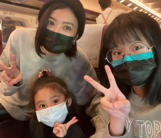 贾静雯晒一家五口出游，咘咘大眼睛成焦点，美成妈妈的“翻版”