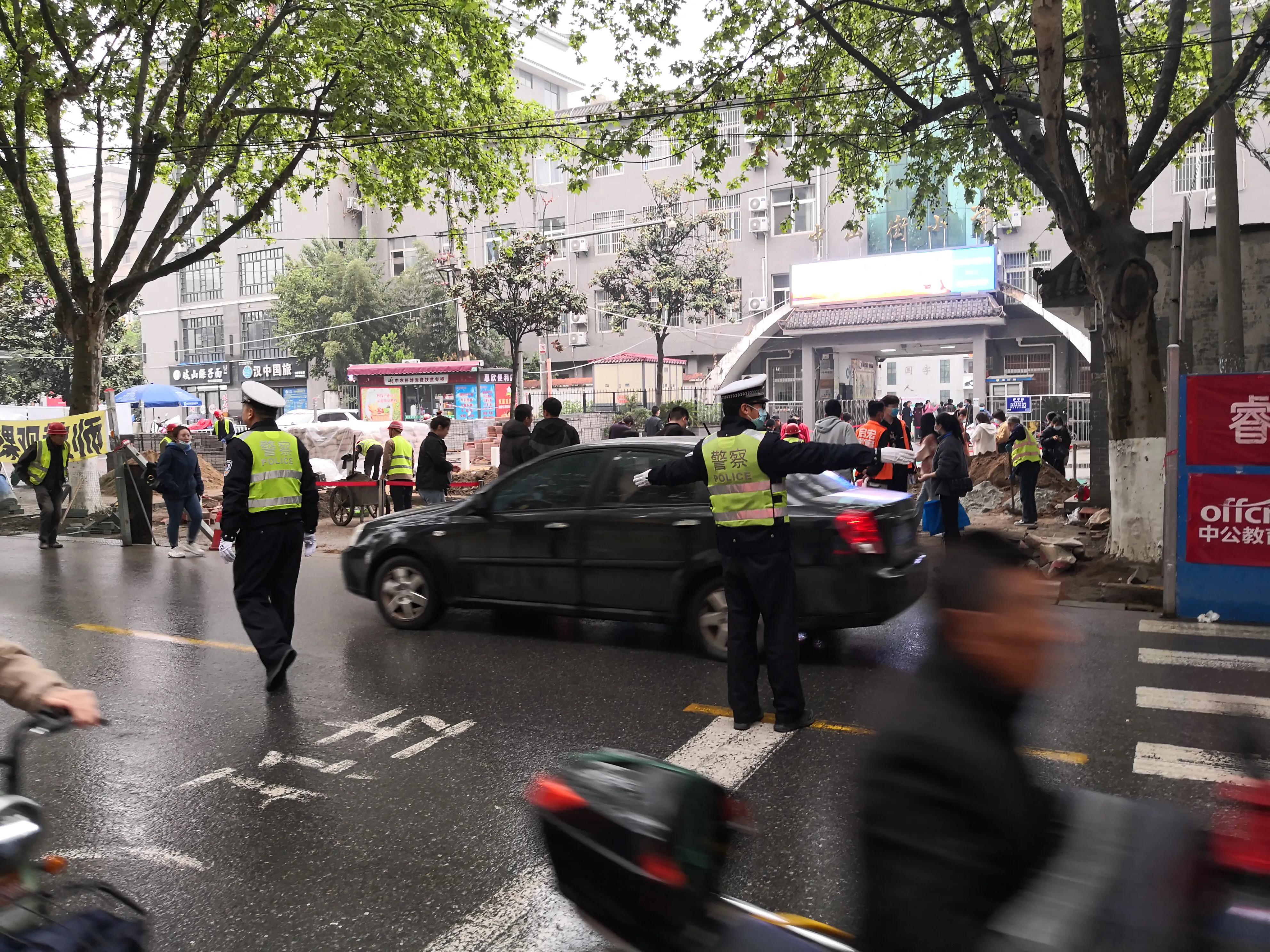 汉中交警一大队圆满完成2021年汉中事业单位招考交通安保任务