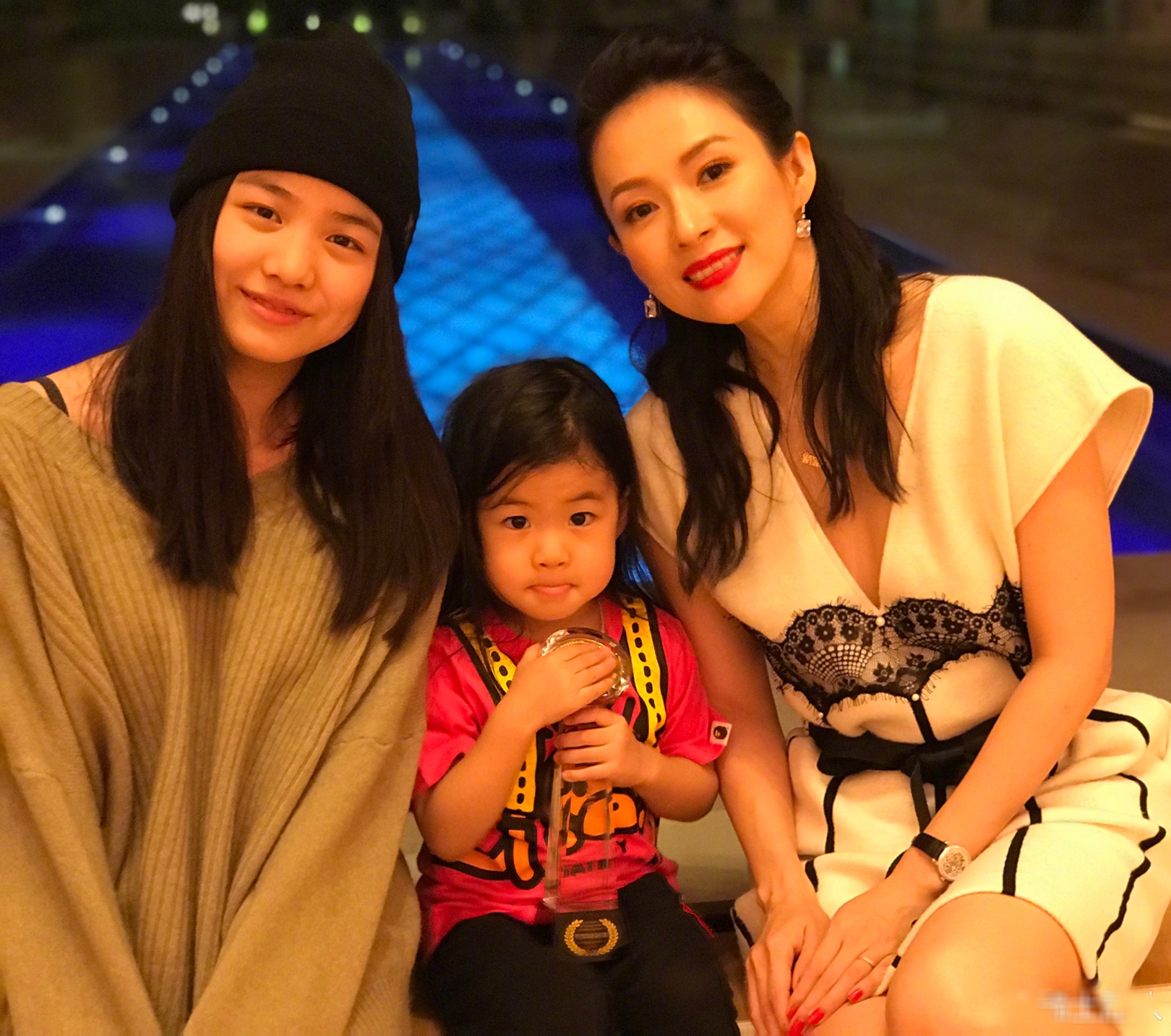 章子怡曬與汪峰合照慶祝結婚6週年，繼女小蘋果負責掌鏡關係和睦