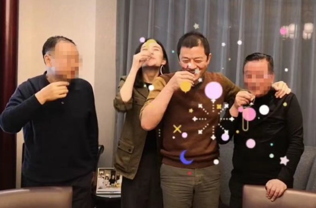 李亚鹏带新女友应酬，席间敬酒合影，这都是以