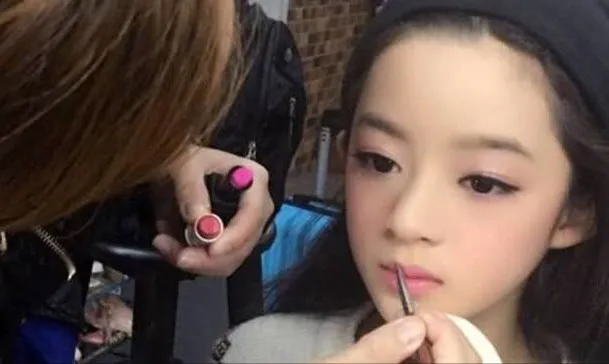 又一位童星被“催熟”？还没小学毕业就签约，