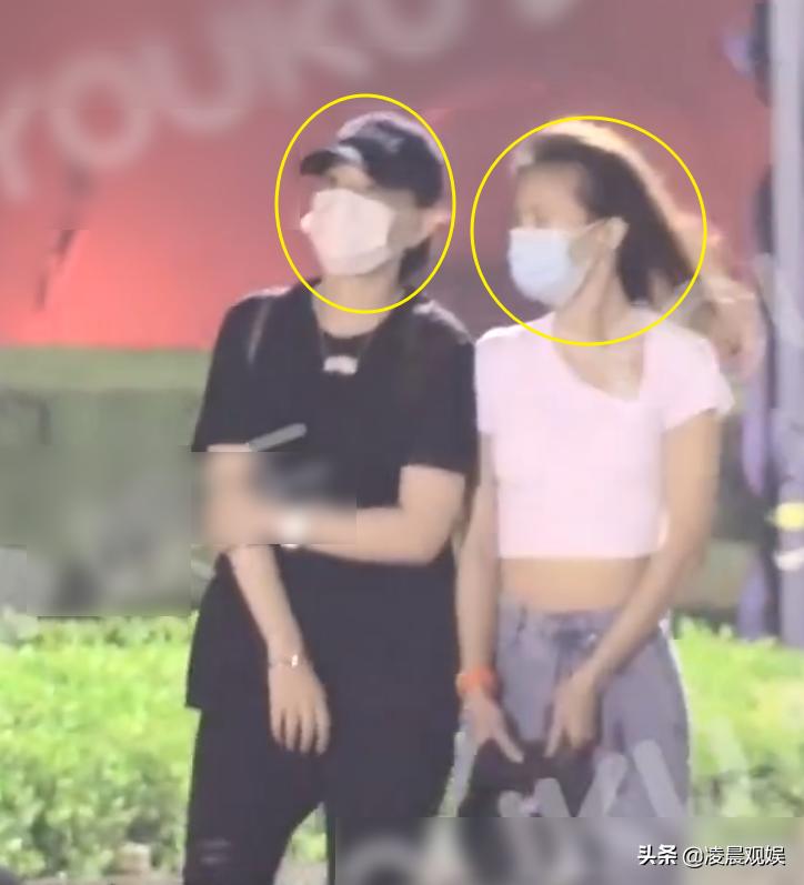 Jin Chen Li Sidani was photographed holding hands on a trip, walking ...