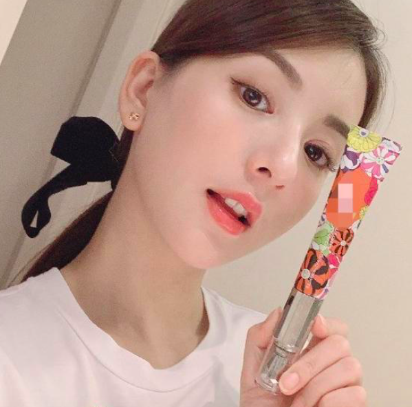 郭富城小女儿走甜美风，跟方媛逛商场穿纱裙，郭咏希牛仔裤配布鞋