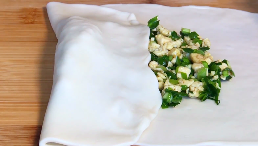 1塊豆腐，加1把韭菜，我家隔三差五就吃，皮薄餡大，飯店吃不到