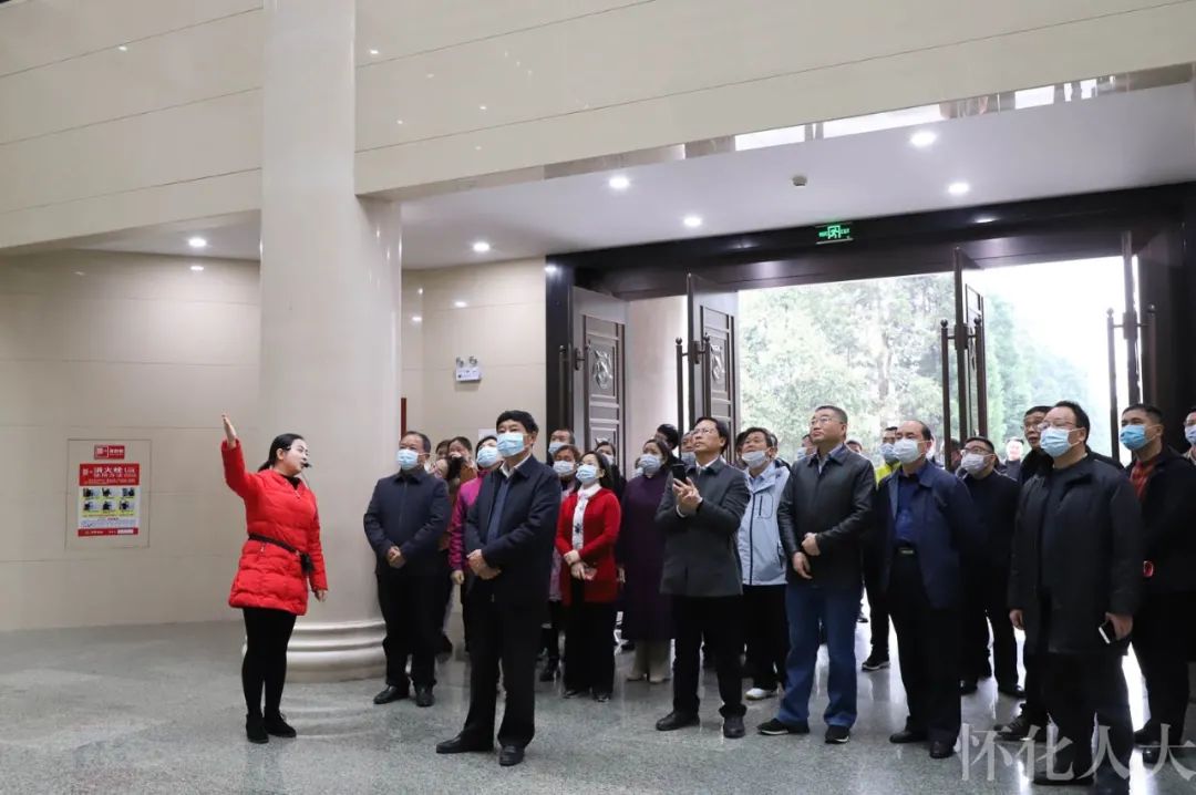 湘西州人大常委会机关来怀开展爱国主义教育暨文明共建活动