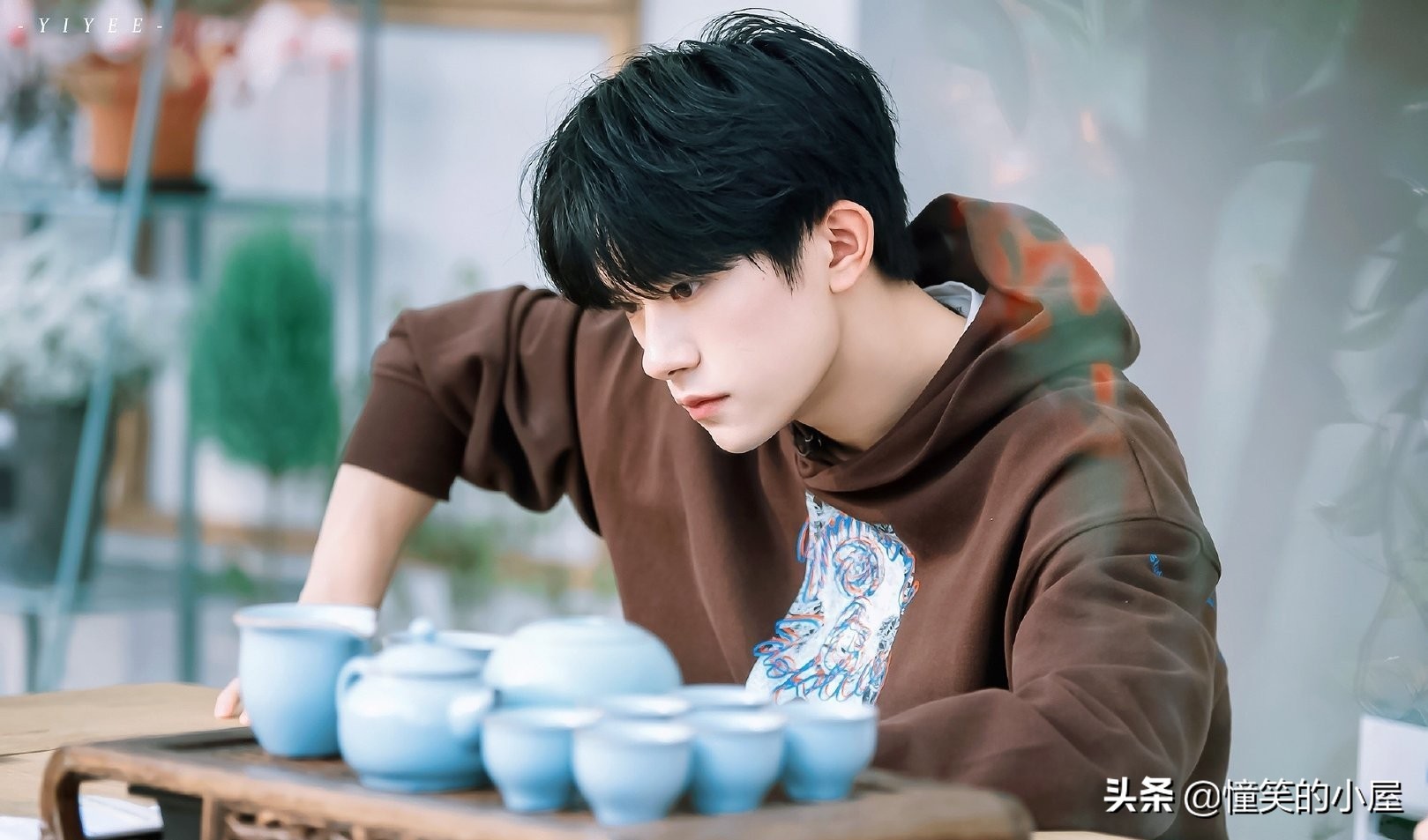 易烊千玺现身机场，却因为鞋子太脏，惨遭粉丝