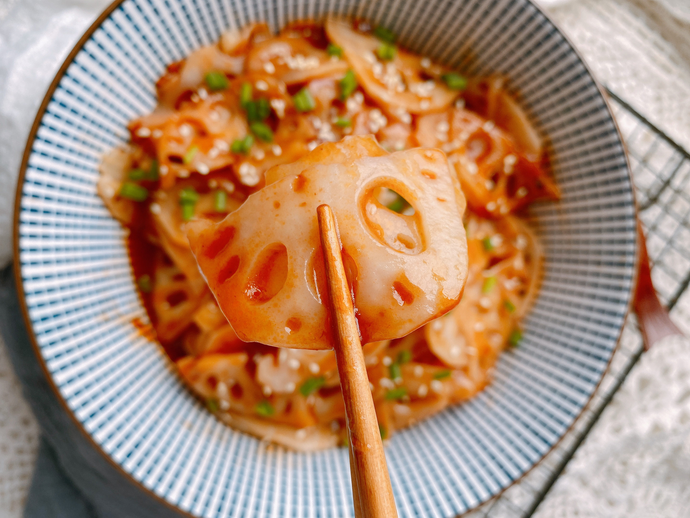 夏季开胃菜糖醋藕，掌握3个重点，色泽红亮不发黑，口感脆嫩酸甜