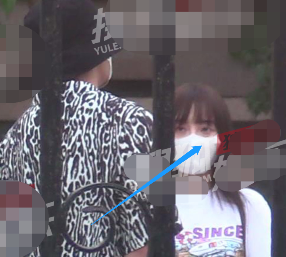贾乃亮李小璐离婚后首同框“保持距离”：已成最熟悉的陌生人