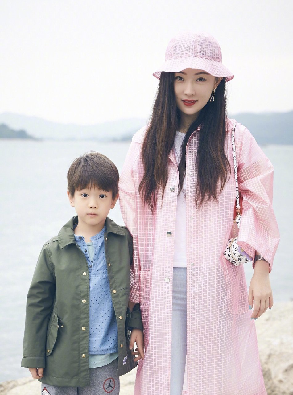 霍思燕曬7歲兒子近況，嗯哼挑戰高難水上項目，臉蛋英俊瘦成竹竿