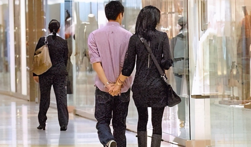 袁咏仪让儿子陪逛街，魔童身高赶上妈妈还模仿张智霖全程伺候靓靓