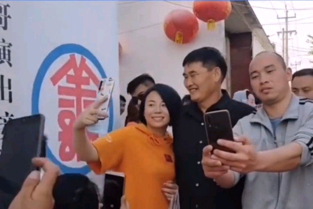 大衣哥朱之文成名后却他一直备受欺负，然而他