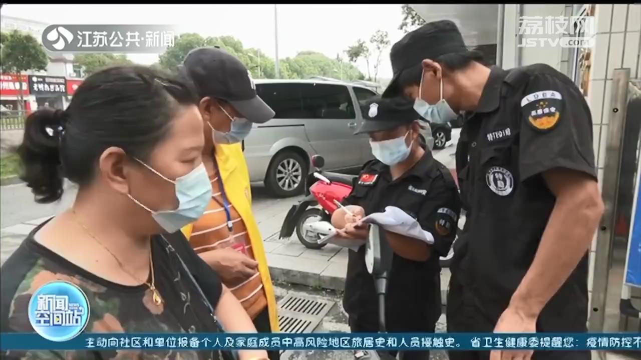 持证件、戴口罩 扬州封控小区居民有序进出小区