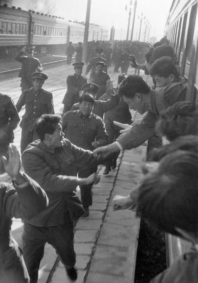 1985年百万裁军，邓小平拿领导干部开刀，2年完成后成效如何