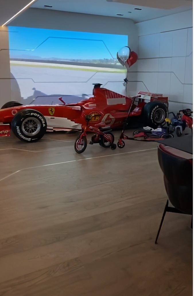 林志颖上亿豪宅有多豪？客厅摆法拉利做装饰，