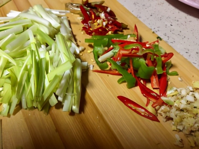 The most important part of stir-fried kidney scallops is here, the superb technology of removing the fishy and fragrant, can not stop drooling