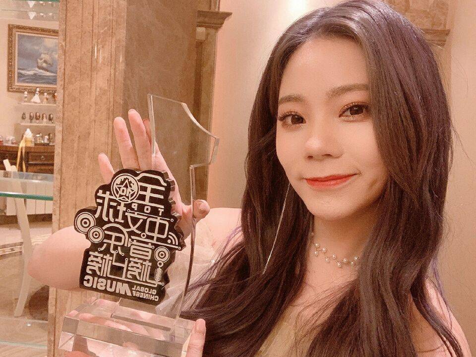 《全球中文音乐榜上榜》：李紫婷首度参与打榜，便拿下了一个奖杯
