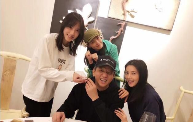 高圆圆和舒淇素颜同框，两位女神都很漂亮，网