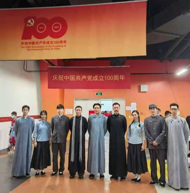 汇演后台太精彩！成龙胡歌罕见露面，高圆圆佟丽娅都穿红裙好优雅