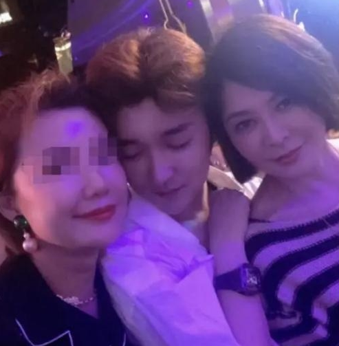 关之琳有新恋情？和小鲜肉聚餐娇羞撩发，半年前和年轻男模频约会