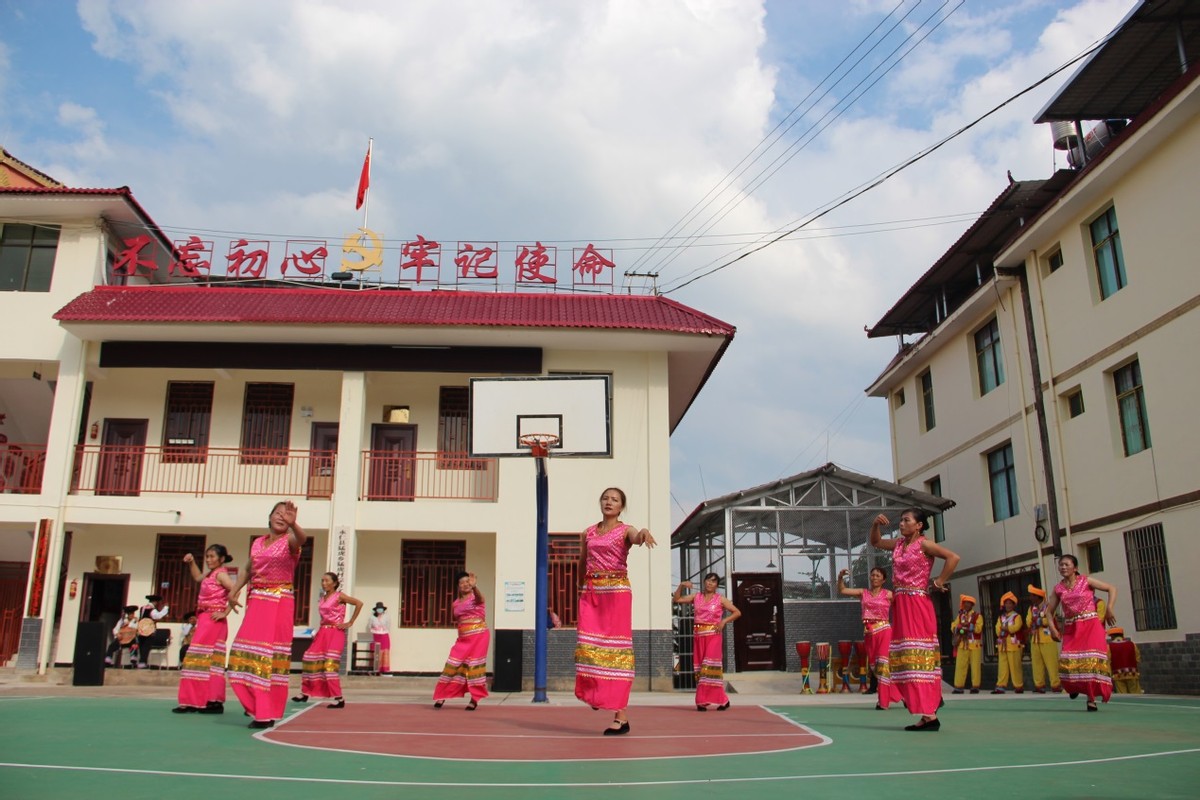 彝乡明珠 美丽傣寨 猛虎乡移民搬迁“福兴村”傣民团结过上好日子