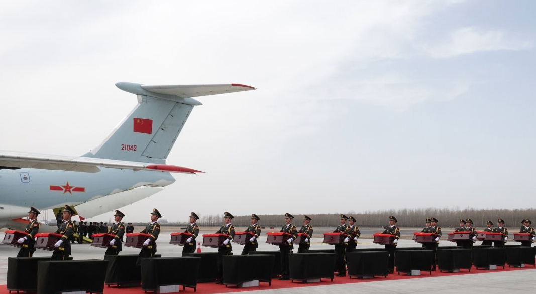 抗美援朝中，英雄罗盛教为救跌进冰窟的小孩牺