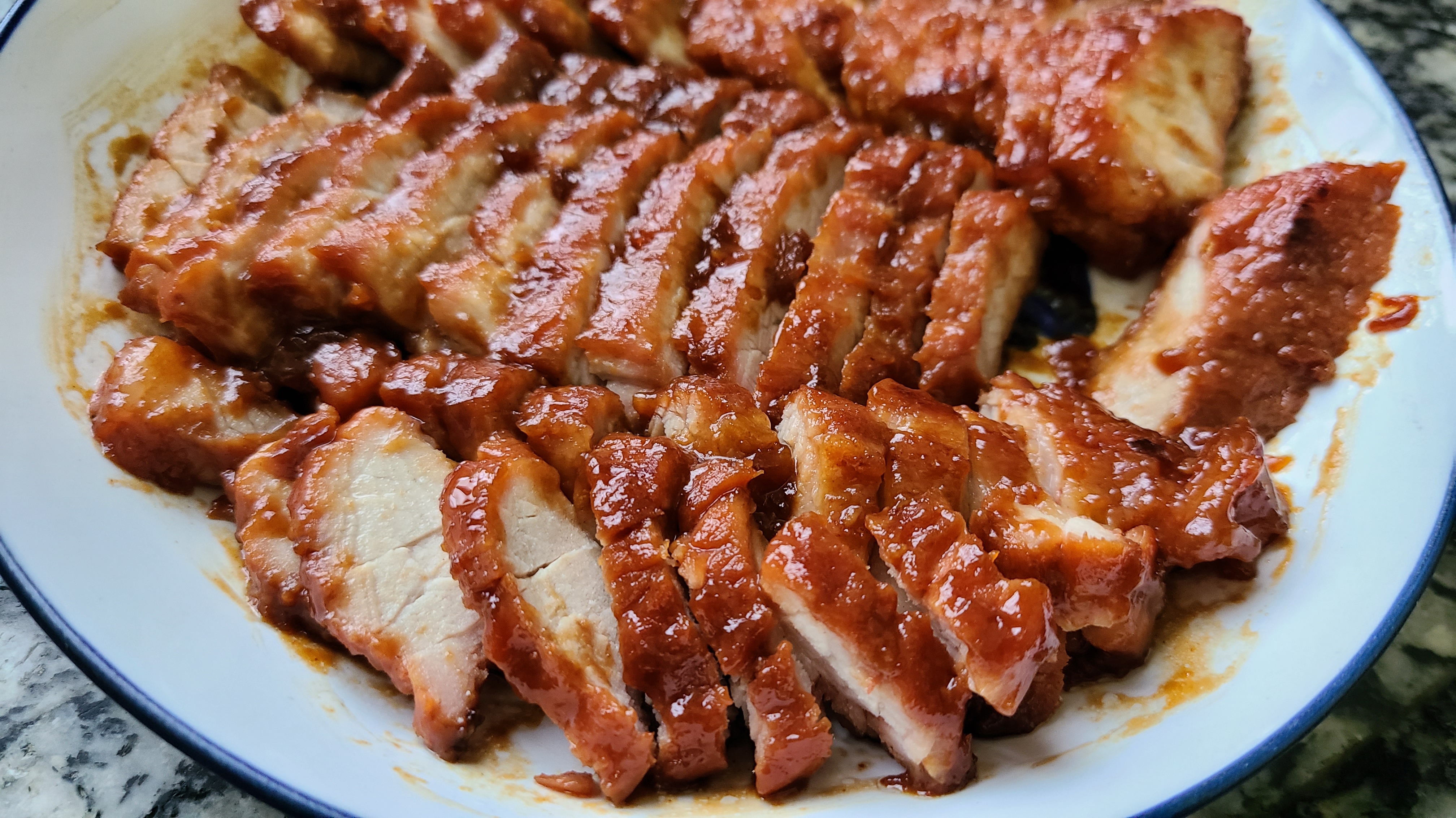 蜜汁叉烧，是广东很出名的一道菜，好吃又好看，太香了