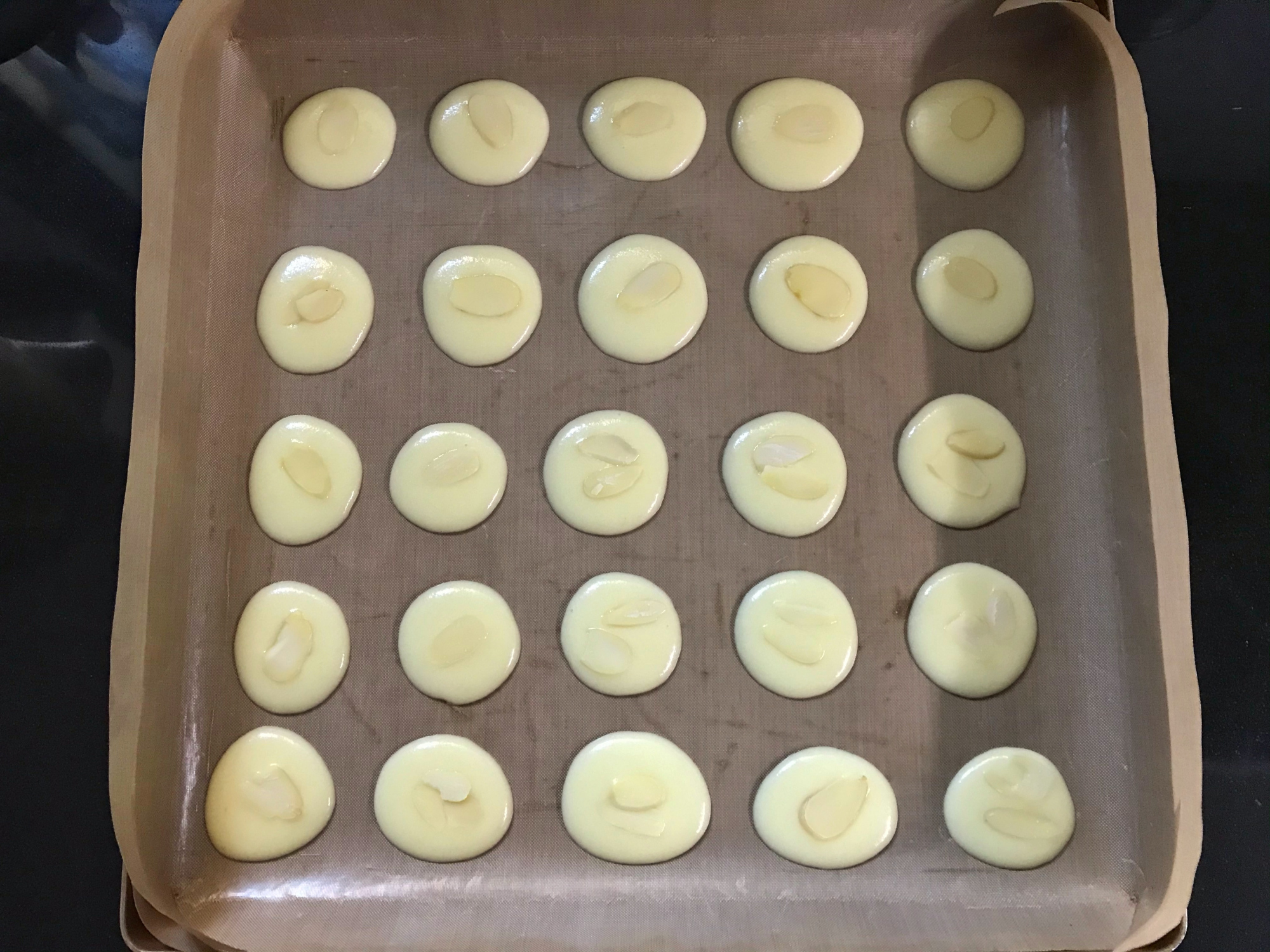 2個蛋清加1勺麵粉，不用打發拌勻就能烤，一口一個嘎嘣脆，真香