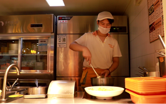 从教培行业成功转战餐饮，深访鱼你在一起酸菜鱼优秀加盟商崔文青