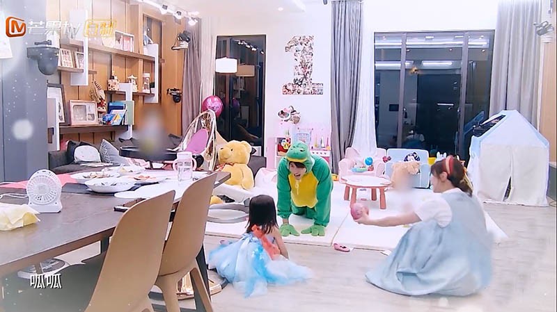 賈靜雯的家，設計時尚又實用，客廳簡直是孩子的天堂