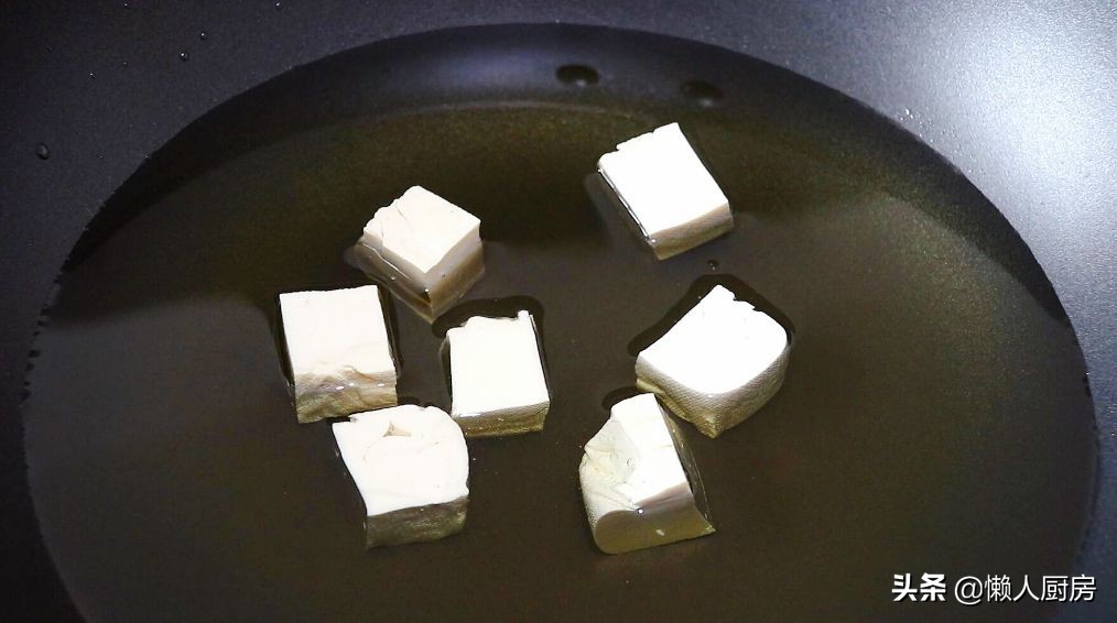 原来豆腐泡的做法这么简单，2块老豆腐就能搞定，外皮金黄不发脆