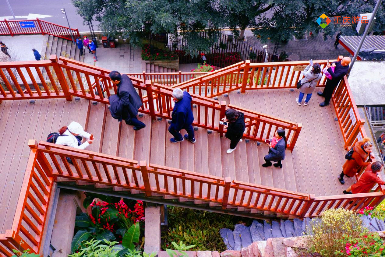 神奇的重庆戴家巷崖壁步道：高低落差60米，300米栈道都悬空