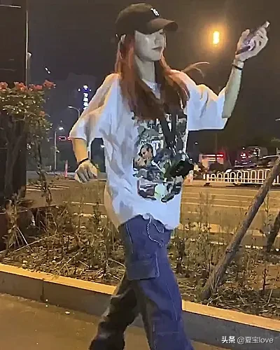 网红刀小刀为何总晒半身照？看到她全身照：这