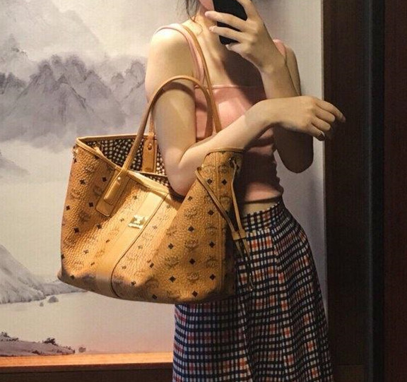 还在买烂大街的LV吗？这几款轻奢MCM包包也很香