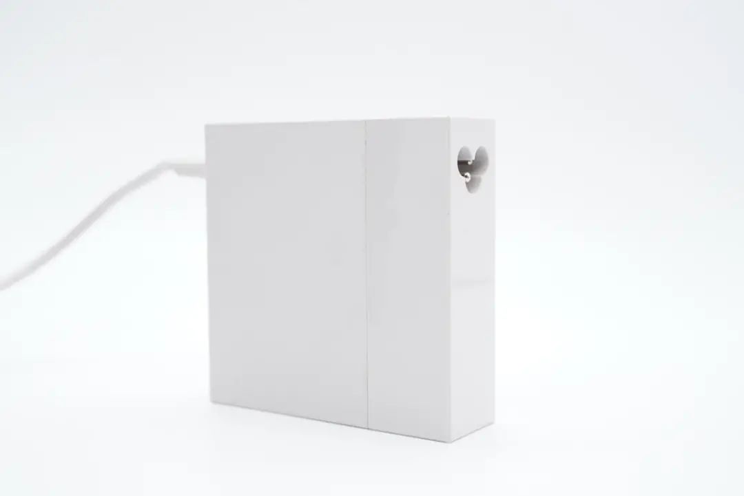 华硕最强游戏本标配300W电源，内置4颗氮化镓，内部结构揭晓