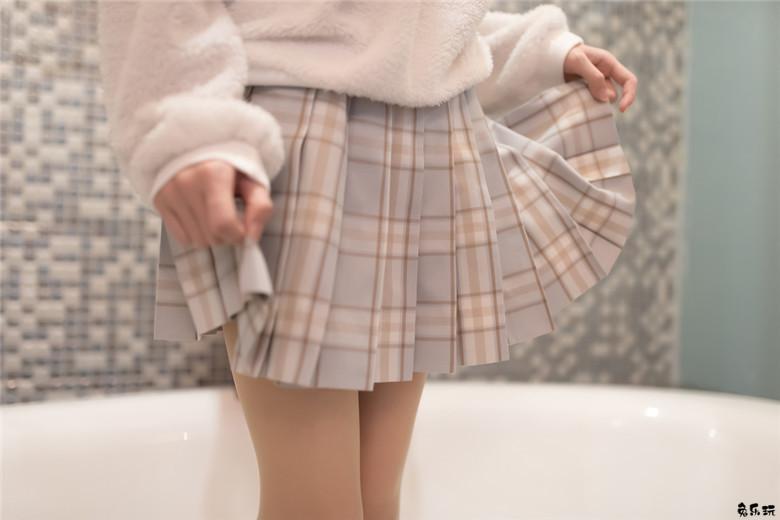 浴缸里的肉丝格子裙
