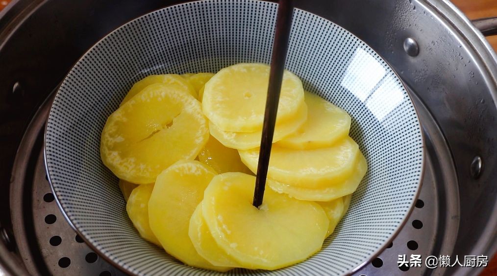 土豆不切条，捣成土豆泥，教你薯条的新做法，香酥可口更好吃
