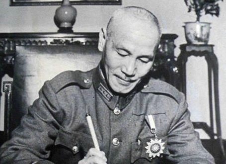 他是名震中外的五虎上将之一，却好赌成性，蒋